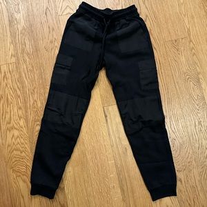 alo yoga cargo sweatpants in black